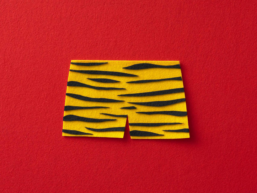 无人,横图,俯视,室内,白天,游戏,桌面,玩具,红色背景,条纹,裤子,朦胧,模糊,艺术,图案,纹理,纸艺,手工艺品,玩,文化,娱乐,一个,黄色,黑色,工艺品,休闲,益智,豹纹,摄影,影棚,单个,活动,高雅,发泄,消遣,智力,自信心,品位,宣泄,玩耍,嬉戏,彩图,高角度拍摄,影棚拍摄,拍摄