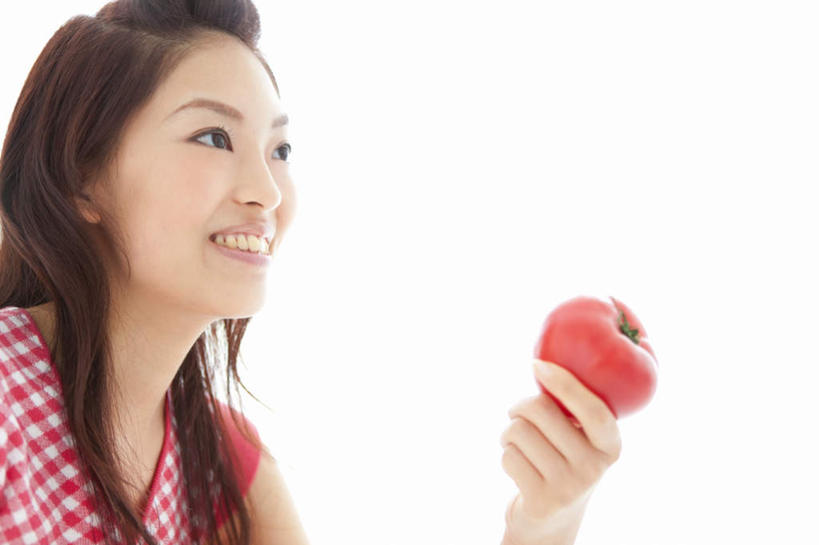 东方人,一个人,坐,笑,微笑,露齿笑,横图,室内,白天,白色背景,侧面,苹果,水果,亚洲,仅一个年轻女性,仅一个女性,仅一个人,握,服装,朦胧,模糊,新鲜,生食,食品,果实,拿,拿着,休闲装,黄种人,食物,一个,衣服,红色,休闲,休闲服,握着,摄影,服饰,有机食品,绿色食品,影棚,单个,年轻女性,女人,女性,亚洲人,坐着,半身,彩图,影棚拍摄,拍摄