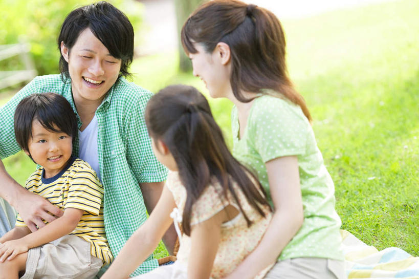 东方人,儿童,四个人,家庭,夫妻,母亲,父亲,女儿,儿子,坐,抱,笑,微笑,露齿笑,横图,室外,白天,正面,爱情,纯洁,草地,草坪,植物,亚洲,阴影,服装,朦胧,模糊,光线,影子,浪漫,休闲装,黄种人,相视,草,小孩,衣服,绿色,阳光,休闲,温暖,温馨,父女,父子,母女,母子,一家人,面对面,休闲服,恩爱,父爱,可爱,母爱,童年,童趣,恋人,服饰,抱着,对视,和睦,搂着,相对,童真,烂漫,无邪,相看,天真,男孩,男人,男性,年轻男性,年轻女性,女孩,女人,女性,亚洲人,孩子,年轻人,夫妇,情侣,怀抱,搂,搂抱,相抱,拥抱,坐着,半身,彩图,伴侣,融洽,男生,女生