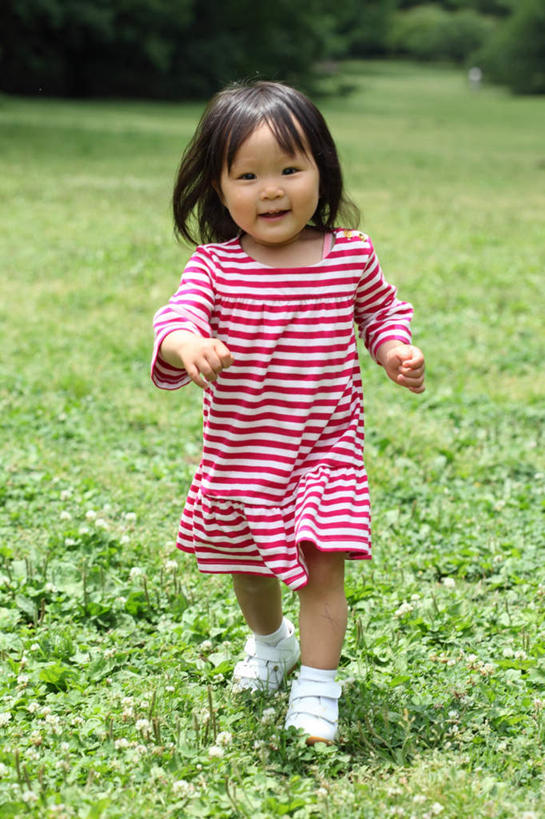 东方人,儿童,一个人,站,跑,笑,微笑,竖图,室外,白天,正面,锻炼,纯洁,运动,草地,草坪,植物,亚洲,仅一个女性,仅一个人,阴影,服装,朦胧,模糊,光线,影子,注视,休闲装,黄种人,草,小孩,衣服,粉色,绿色,阳光,观察,看,站着,张嘴,仅一个小孩,休闲,休闲服,可爱,童年,童趣,服饰,观看,察看,关注,张大嘴巴,童真,烂漫,无邪,体育,天真,女孩,女人,女性,亚洲人,孩子,张开嘴,跑步,站立,彩图,全身,健身,女生