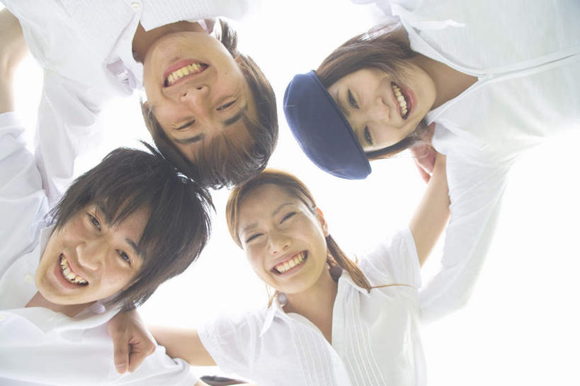 东方人,四个人,伙伴,朋友,站,笑,微笑,露齿笑,横图,室外,白天,仰视,友谊,亚洲,服装,朦胧,模糊,休闲装,黄种人,衣服,蓝色,蓝天,天空,天,低头,站着,休闲,休闲服,搭,服饰,晴朗,搭着,万里无云,友情,男人,男性,年轻男性,年轻女性,女人,女性,亚洲人,晴空,晴空万里,站立,半身,彩图,低角度拍摄