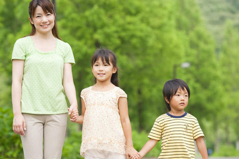 东方人,儿童,三个人,家庭,母亲,女儿,儿子,站,握手,笑,微笑,露齿笑,横图,室外,白天,正面,纯洁,植物,亚洲,服装,朦胧,模糊,注视,休闲装,黄种人,树,树木,小孩,衣服,绿色,自然,观察,看,站着,休闲,温暖,温馨,母女,母子,一家人,休闲服,可爱,母爱,童年,童趣,服饰,生长,成长,观看,和睦,察看,关注,童真,烂漫,无邪,天真,男孩,男人,男性,年轻女性,女孩,女人,女性,亚洲人,孩子,年轻人,搀手,拉手,手搀手,手拉手,手牵手,手握手,站立,半身,彩图,融洽,男生,女生
