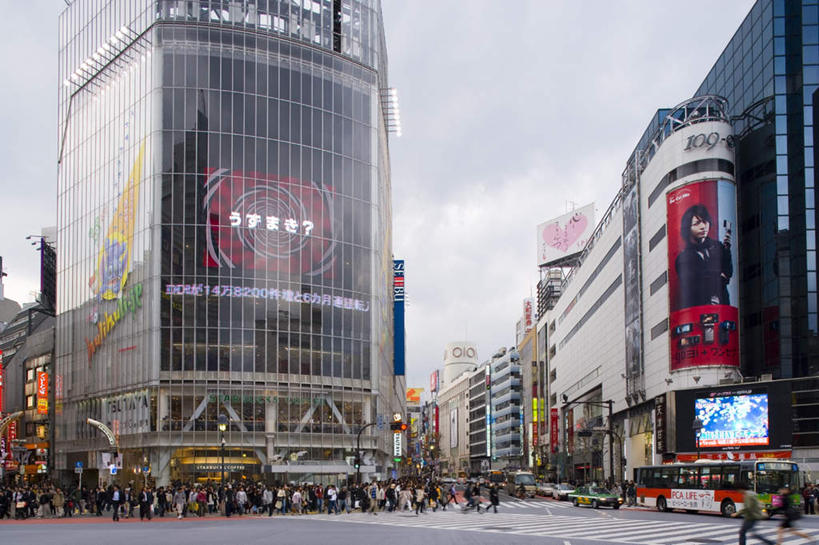 东方人,高楼大厦,走,横图,室外,白天,正面,度假,美景,城市风光,城市,大厦,道路,建筑,路,路灯,摩天大楼,人行横道,公路,汽车,照明,东京,日本,亚洲,一排,许多,服装,朦胧,模糊,整齐,日文,标志,文字,字符,景观,云,云朵,人行道,灯光,交通,许多人,云彩,休闲装,黄种人,娱乐,标识,建设,招牌,广告,车,灯,排列,衣服,蓝色,白云,蓝天,天空,交通工具,轿车,天,一群人,享受,休闲,休闲服,景色,放松,服饰,晴朗,照亮,照明设备,队列,载具,人行横道线,东亚,本州,关东地方,本州岛,日本国,东京都,日语,涩谷,男人,男性,年轻男性,年轻女性,女人,女性,亚洲人,晴空,斑马线,马路,步行,散步,走路,彩图,全身,大楼,高层建筑,高楼,摩天楼