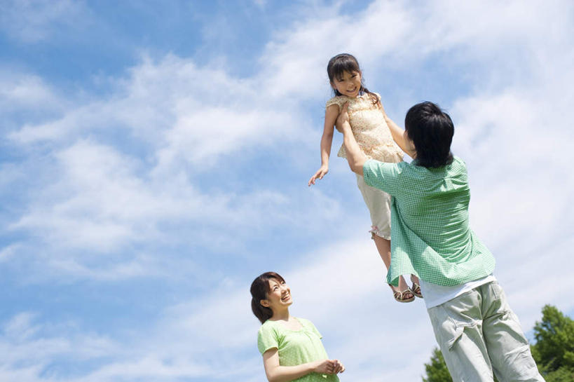 东方人,儿童,三个人,家庭,夫妻,母亲,父亲,女儿,站,举,横图,室外,白天,仰视,爱情,纯洁,植物,亚洲,阴影,服装,朦胧,模糊,光线,影子,云,云朵,浪漫,云彩,休闲装,黄种人,相视,树,树木,小孩,衣服,蓝色,绿色,白云,蓝天,天空,阳光,自然,天,托,站着,休闲,温暖,温馨,父女,母女,三口之家,一家人,面对面,休闲服,恩爱,父爱,可爱,母爱,童年,童趣,恋人,服饰,生长,晴朗,成长,对视,和睦,相对,童真,烂漫,无邪,相看,天真,男人,男性,年轻男性,年轻女性,女孩,女人,女性,亚洲人,孩子,年轻人,夫妇,情侣,晴空,举起,举手,举着,向上举,向上伸,向上托,站立,半身,彩图,低角度拍摄,伴侣,融洽,女生