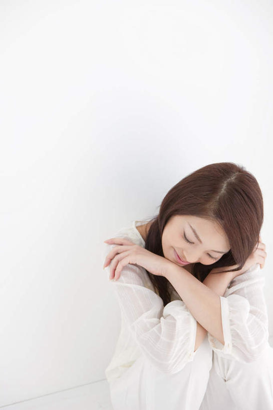 东方人,头发,一个人,坐,闭眼,笑,双手交叉,微笑,露齿笑,竖图,俯视,室内,白天,白色背景,亚洲,仅一个年轻女性,仅一个女性,仅一个人,服装,朦胧,模糊,墙,休闲装,黄种人,墙壁,墙面,衣服,白色,黑色,低头,休闲,休闲服,摄影,服饰,影棚,双手抱胸,年轻女性,女人,女性,亚洲人,长发,闭眼睛,闭着眼,闭着眼睛,坐着,半身,彩图,高角度拍摄,影棚拍摄,拍摄