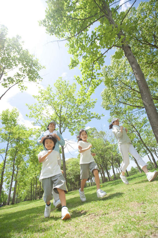 东方人,儿童,四个人,家庭,夫妻,母亲,父亲,女儿,儿子,跑,笑,微笑,露齿笑,竖图,室外,白天,仰视,爱情,锻炼,旅游,度假,纯洁,运动,美景,植物,亚洲,阴影,服装,朦胧,模糊,光线,影子,景观,云,云朵,浪漫,云彩,休闲装,黄种人,娱乐,树,树木,小孩,衣服,蓝色,绿色,白云,蓝天,天空,阳光,自然,天,享受,休闲,温暖,温馨,父女,父子,母女,母子,一家人,休闲服,景色,恩爱,放松,父爱,可爱,母爱,童年,童趣,恋人,服饰,生长,晴朗,成长,和睦,自然风光,童真,烂漫,无邪,体育,天真,男孩,男人,男性,年轻男性,年轻女性,女孩,女人,女性,亚洲人,孩子,年轻人,夫妇,情侣,晴空,跑步,彩图,低角度拍摄,全身,健身,伴侣,融洽,男生,女生