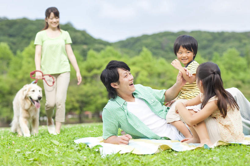 东方人,儿童,四个人,家庭,夫妻,母亲,父亲,女儿,儿子,走,躺,笑,微笑,露齿笑,横图,室外,白天,正面,爱情,旅游,度假,纯洁,美景,宠物,狗,亚洲,牵,服装,朦胧,模糊,景观,浪漫,注视,休闲装,黄种人,娱乐,金毛犬,相视,一只,小孩,衣服,自然,动物,观察,看,享受,休闲,温暖,温馨,父女,父子,母女,母子,一家人,面对面,休闲服,景色,恩爱,放松,父爱,可爱,母爱,童年,童趣,恋人,服饰,金毛,观看,牵着,对视,和睦,察看,关注,自然风光,寻回犬,相对,童真,烂漫,无邪,金毛寻回犬,忠诚,相看,卧着,天真,男孩,男人,男性,年轻男性,年轻女性,女孩,女人,女性,亚洲人,孩子,年轻人,夫妇,情侣,犬,步行,散步,躺着,卧,走路,彩图,全身,伴侣,融洽,男生,女生