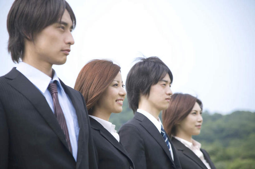 四个人,同事,商务人士,商务男性,商务女性,站,笑,微笑,露齿笑,横图,室外,白天,侧面,衬衫,成功,合作,团队,集体,信心,草地,草坪,植物,一排,套装,朦胧,模糊,整齐,队伍,草,排列,蓝色,绿色,蓝天,天空,天,站着,晴朗,领导,成就,队列,商务装,合伙,领袖,工薪阶层,万里无云,男人,男性,年轻男性,年轻女性,女人,女性,白领,上班族,晴空,晴空万里,站立,半身,彩图,衬衣