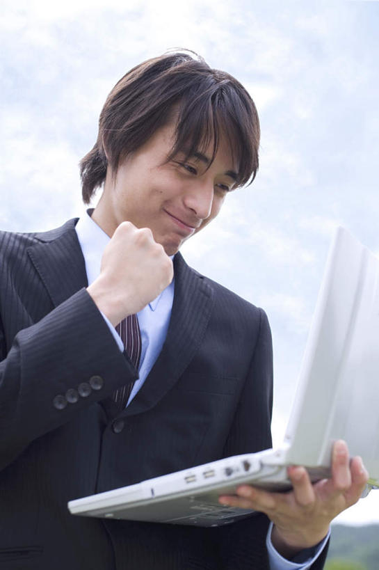 东方人,一个人,商务人士,商务男性,捧,笑,微笑,竖图,室外,白天,仰视,衬衫,电脑,笔记本电脑,亚洲,仅一个男性,仅一个人,握,套装,网络,注视,黄种人,鼓励,通讯设备,仅一个年轻男性,蓝色,蓝天,天空,天,观察,加油,看,手势,握拳,打气,握着,晴朗,观看,察看,无线,关注,鼓舞,通信设备,商务装,无线网络,无线上网,便携式电脑,工薪阶层,万里无云,手提电脑,男人,男性,年轻男性,亚洲人,白领,上班族,晴空,晴空万里,端,端着,捧着,手捧,半身,彩图,低角度拍摄,衬衣