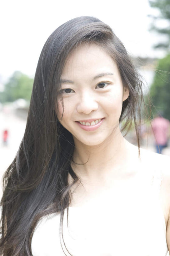 东方人,一个人,站,笑,微笑,露齿笑,竖图,室内,白天,正面,亚洲,仅一个年轻女性,仅一个女性,仅一个人,服装,休闲装,黄种人,衣服,蓝色,白色,黑色,蓝天,天空,天,站着,休闲,休闲服,服饰,晴朗,万里无云,年轻女性,女人,女性,亚洲人,长发,晴空,晴空万里,站立,半身,彩图