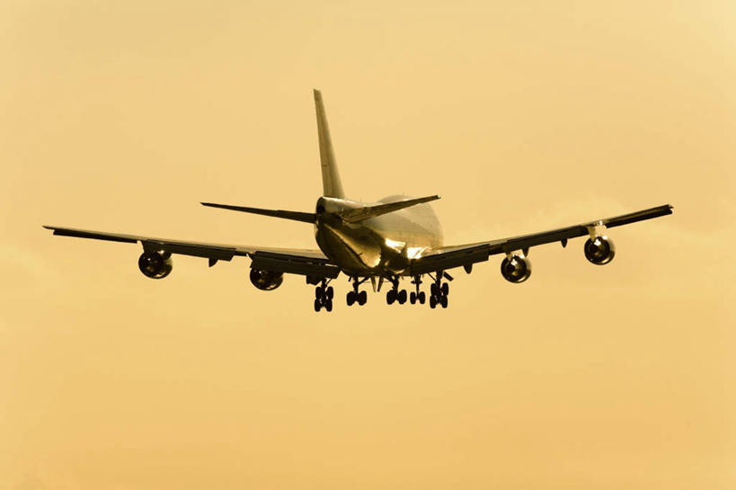 无人,横图,室外,白天,仰视,日落,飞机,日本,亚洲,飞翔,黄色背景,飞行,晚霞,霞光,航空,黄色,天空,黄昏,交通工具,天,彩霞,一架,客机,载具,东亚,日本国,夕阳,彩图,低角度拍摄