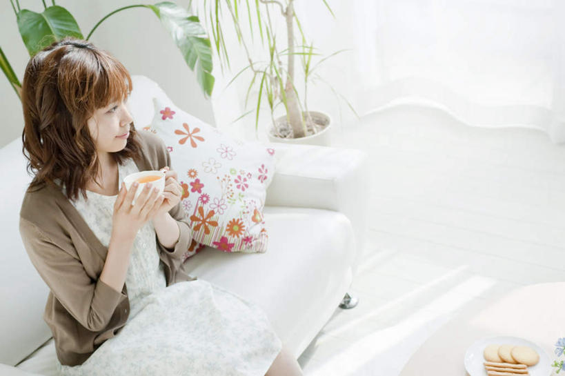 点心,客厅,坐,笑,微笑,横图,俯视,室内,白天,植物,茶,地板,靠垫,沙发,杯子,许多,握,阴影,服装,装饰,光线,木制,盆栽,影子,陶瓷,食品,靠枕,盆景,陶瓷制品,地面,一杯,一颗,拿,茶几,拿着,注视,休闲装,木地板,食物,一个,衣服,红色,绿色,白色,灰色,阳光,自然,木制品,水杯,抱枕,枕头,饼干,零食,观察,看,休闲,休闲服,握着,服饰,生长,单个,成长,观看,华丽,修饰,点缀,察看,起居室,关注,布艺沙发,衬托,美观,雅致,雅观,长发,卷发,茶杯,坐着,半身,彩图,高角度拍摄