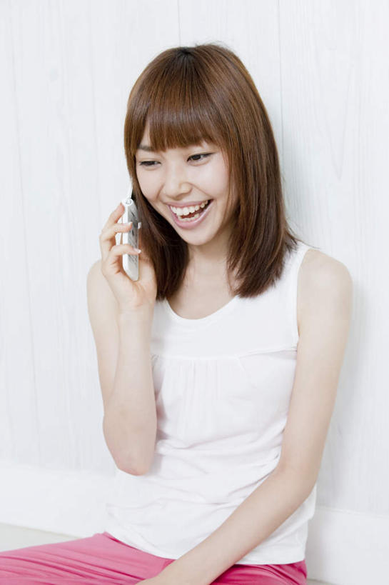 东方人,一个人,坐,笑,打电话,盘腿,微笑,露齿笑,竖图,室内,白天,白色背景,正面,电话,手机,亚洲,仅一个年轻女性,仅一个女性,仅一个人,握,拿,拿着,黄种人,通讯设备,握着,摄影,影棚,交流,年轻女性,女人,女性,亚洲人,沟通,盘腿而坐,盘膝,盘着腿的,盘着腿坐,双腿交叉,通话,坐着,半身,彩图,影棚拍摄,拍摄