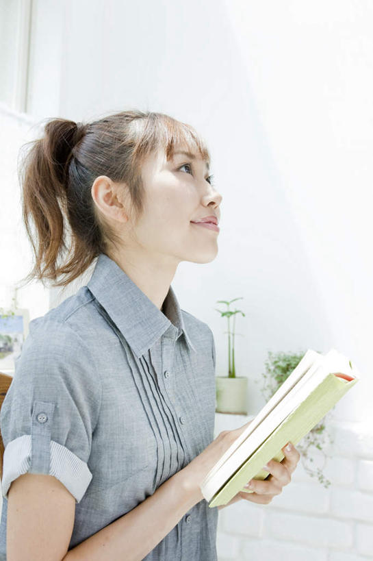 东方人,一个人,捧,竖图,室内,白天,正面,植物,书籍,亚洲,仅一个年轻女性,仅一个女性,仅一个人,一本,服装,装饰,盆栽,盆景,注视,休闲装,黄种人,衣服,绿色,黑色,自然,观察,看,休闲,休闲服,服饰,生长,成长,观看,华丽,修饰,点缀,察看,关注,衬托,美观,雅致,雅观,年轻女性,女人,女性,亚洲人,书,图书,端,端着,捧着,手捧,抬头,仰头,半身,彩图