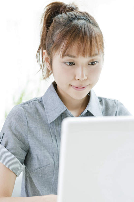 东方人,一个人,坐,竖图,室内,白天,正面,电脑,笔记本电脑,亚洲,仅一个年轻女性,仅一个女性,仅一个人,网络,注视,黄种人,通讯设备,观察,看,观看,察看,无线,关注,通信设备,无线网络,无线上网,便携式电脑,手提电脑,年轻女性,女人,女性,亚洲人,坐着,半身,彩图