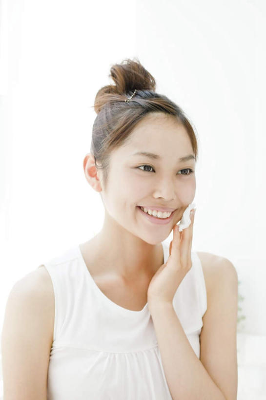 东方人,一个人,站,举,笑,微笑,露齿笑,竖图,室内,白天,正面,化妆,美容,亚洲,仅一个年轻女性,仅一个女性,仅一个人,擦,护肤,握,朦胧,模糊,拿,拿着,黄种人,化妆棉,化妆品,托,站着,保养,享受,休闲,放松,握着,保健,养颜,年轻女性,女人,女性,亚洲人,举起,举手,举着,向上举,向上伸,向上托,站立,半身,彩图