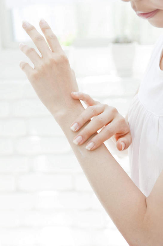 东方人,手,指甲,一个人,站,摸,竖图,俯视,室内,白天,亚洲,仅一个年轻女性,仅一个女性,仅一个人,抚摸,朦胧,模糊,注视,黄种人,观察,看,站着,手部,观看,察看,关注,年轻女性,女人,女性,亚洲人,手指甲,触摸,接触,站立,半身,彩图,高角度拍摄