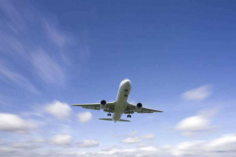 无人,横图,室外,白天,仰视,飞机,飞翔,朦胧,模糊,飞行,云,云朵,交通,云彩,航空,蓝色,白云,蓝天,天空,交通工具,天,运输,一架,晴朗,客机,载具,晴空,彩图,低角度拍摄