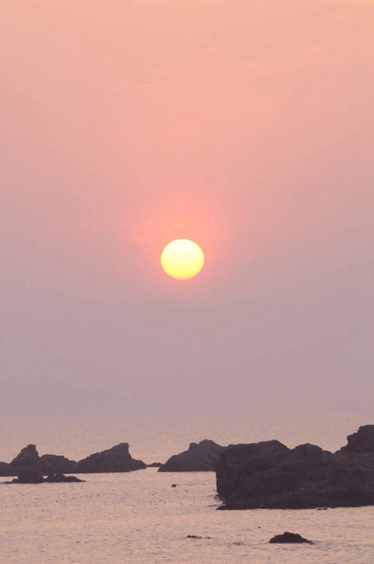 无人,竖图,全景,室外,白天,正面,旅游,度假,海浪,海洋,礁石,石头,美景,日落,天际线,神奈川,日本,亚洲,朦胧,模糊,石子,地平线,景观,浪花,水平线,晚霞,霞光,云,云朵,辽阔,地面,海平线,神奈川县,云彩,娱乐,蓝色,白云,蓝天,天空,自然,海水,黄昏,天,享受,休闲,广阔,景色,彩霞,放松,晴朗,一望无际,自然风光,延伸,海景,东亚,本州,关东地方,本州岛,日本国,天地相交,无边无际,一马平川,大海,风浪,海,海水的波动,礁,近岸浪,石块,岩石,涌浪,晴空,夕阳,彩图,水天相接,水天一线