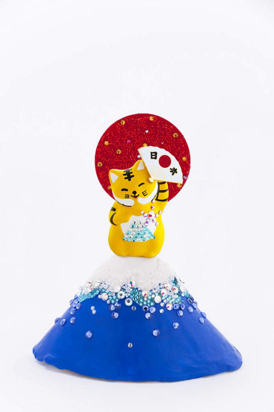 无人,站,举,闭眼,竖图,室内,白天,白色背景,正面,游戏,山,山脉,虎,玩具,朦胧,模糊,标志,扇子,文字,折扇,纸扇,字符,山峰,山峦,清凉,玩,凉爽,文化,娱乐,标识,一个,群山,托,站着,休闲,汉字,益智,摄影,影棚,单个,活动,发泄,消遣,智力,中文,宣泄,撒扇,国文,华文,老虎,闭眼睛,闭着眼,闭着眼睛,举起,举手,举着,玩耍,嬉戏,向上举,向上伸,向上托,站立,彩图,影棚拍摄,拍摄,传统文化,拟人