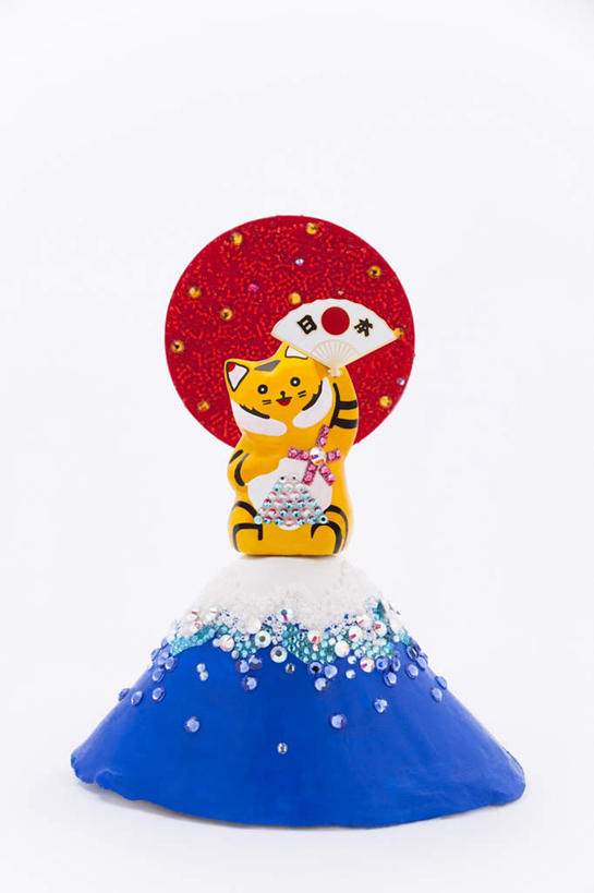 无人,站,举,竖图,室内,白天,白色背景,正面,游戏,山,山脉,虎,玩具,朦胧,模糊,标志,扇子,文字,折扇,纸扇,字符,山峰,山峦,清凉,玩,凉爽,文化,娱乐,标识,一个,群山,托,站着,休闲,汉字,益智,摄影,影棚,单个,活动,发泄,消遣,智力,中文,宣泄,撒扇,国文,华文,老虎,举起,举手,举着,玩耍,嬉戏,向上举,向上伸,向上托,站立,彩图,影棚拍摄,拍摄,传统文化,拟人