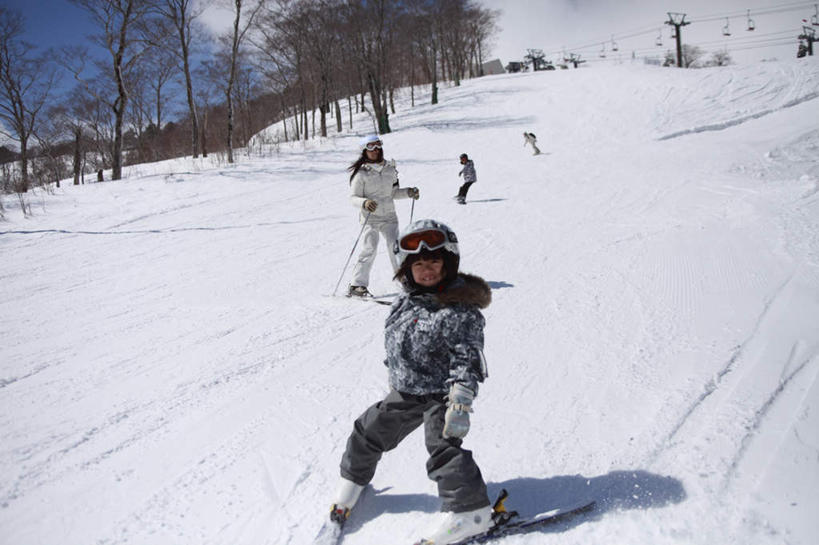 东方人,两个人,伙伴,朋友,横图,室外,白天,正面,锻炼,旅游,度假,友谊,运动,美景,树林,雪,植物,大雪,亚洲,阴影,光线,滑雪,影子,积雪,景观,雪景,云,云朵,冬季,冬天,云彩,黄种人,娱乐,树,树木,蓝色,绿色,白云,蓝天,天空,阳光,自然,天,享受,休闲,景色,放松,寒冷,生长,晴朗,成长,自然风光,严寒,体育,友情,男人,男性,年轻男性,年轻女性,女人,女性,亚洲人,晴空,彩图,全身,健身