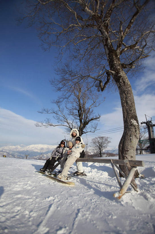 东方人,儿童,四个人,家庭,母亲,女儿,儿子,站,坐,抱,竖图,室外,白天,仰视,旅游,度假,纯洁,美景,雪,大雪,亚洲,阴影,光线,影子,积雪,景观,雪景,云,云朵,冬季,冬天,云彩,黄种人,娱乐,小孩,蓝色,白云,蓝天,天空,阳光,自然,天,站着,享受,休闲,温暖,温馨,母女,母子,一家人,景色,放松,寒冷,可爱,母爱,童年,童趣,晴朗,抱着,和睦,搂着,自然风光,童真,烂漫,无邪,严寒,天真,男孩,男人,男性,年轻女性,女孩,女人,女性,亚洲人,孩子,年轻人,晴空,怀抱,搂,搂抱,相抱,拥抱,站立,坐着,彩图,低角度拍摄,全身,融洽,男生,女生