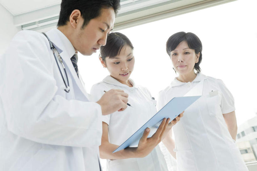 东方人,三个人,同事,医生,护士,医院,说,横图,室内,白天,仰视,讨论,成功,合作,团队,集体,信心,亚洲,握,笔,材料,档案,文件,办公用品,圆珠笔,拿,拿着,注视,黄种人,队伍,文具,听诊器,学习用品,资料,观察,看,医护人员,医疗人员,握着,观看,文具用品,一支,察看,医疗设备,领导,白衣天使,成就,关注,文档,合伙,领袖,医疗机构,交流,男人,男性,年轻男性,年轻女性,女人,女性,中年女性,亚洲人,大夫,沟通,讲话,交谈,商讨,说话,谈话,半身,彩图,低角度拍摄,病院,诊所