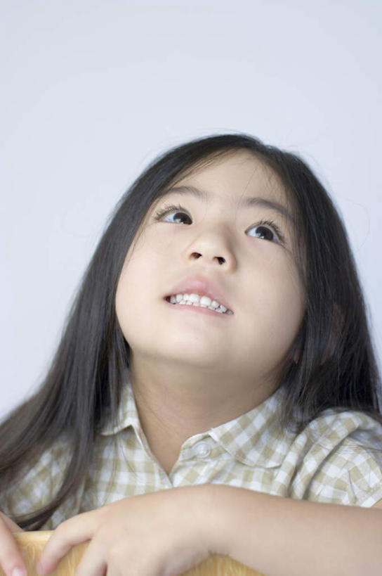 东方人,儿童,脸,头,脸颊,一个人,坐,笑,微笑,露齿笑,竖图,室内,特写,白天,白色背景,正面,纯洁,亚洲,仅一个女性,仅一个人,握,拿,拿着,注视,黄种人,小孩,看,仅一个小孩,可爱,童年,童趣,握着,摄影,影棚,关注,童真,烂漫,无邪,天真,女孩,女人,女性,亚洲人,孩子,头部,脸部,脸蛋,面部,抬头,仰头,坐着,半身,彩图,影棚拍摄,拍摄,女生