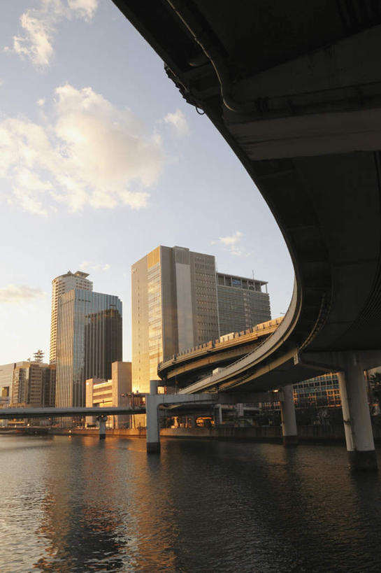 无人,高楼大厦,竖图,室外,白天,仰视,度假,美景,城市风光,城市,大厦,道路,建筑,路,摩天大楼,公路,日本,亚洲,阴影,光线,影子,景观,云,云朵,高架,交通,云彩,娱乐,建设,蓝色,白云,蓝天,天空,阳光,天,享受,休闲,景色,放松,大阪,晴朗,高架桥,东亚,高架道路,跨线桥,本州,大阪府,本州岛,日本国,近畿地方,近畿,晴空,彩图,低角度拍摄,大楼,高层建筑,高楼,摩天楼