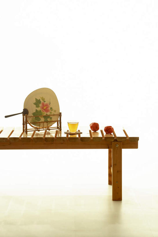 无人,竖图,室内,特写,白天,正面,餐桌,桌子,静物,杯子,托盘,木制,扇子,纸扇,一杯,清凉,凉爽,文化,一个,木制品,水杯,摄影,影棚,单个,餐台,茶杯,彩图,影棚拍摄,拍摄,传统文化