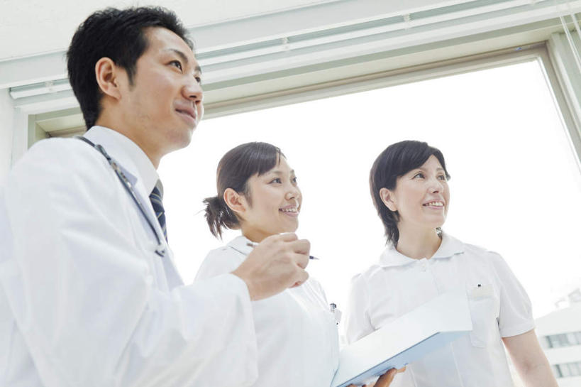 东方人,三个人,同事,医生,护士,医院,站,笑,说,微笑,露齿笑,横图,室内,白天,仰视,讨论,成功,合作,团队,集体,信心,窗户,落地窗,亚洲,握,笔,材料,档案,文件,办公用品,圆珠笔,拿,拿着,黄种人,队伍,玻璃窗,文具,一个,听诊器,学习用品,资料,站着,医护人员,医疗人员,握着,单个,文具用品,医疗设备,领导,白衣天使,成就,文档,合伙,领袖,医疗机构,交流,男人,男性,年轻男性,年轻女性,女人,女性,中年女性,亚洲人,大夫,沟通,讲话,交谈,商讨,说话,谈话,站立,半身,彩图,低角度拍摄,病院,诊所