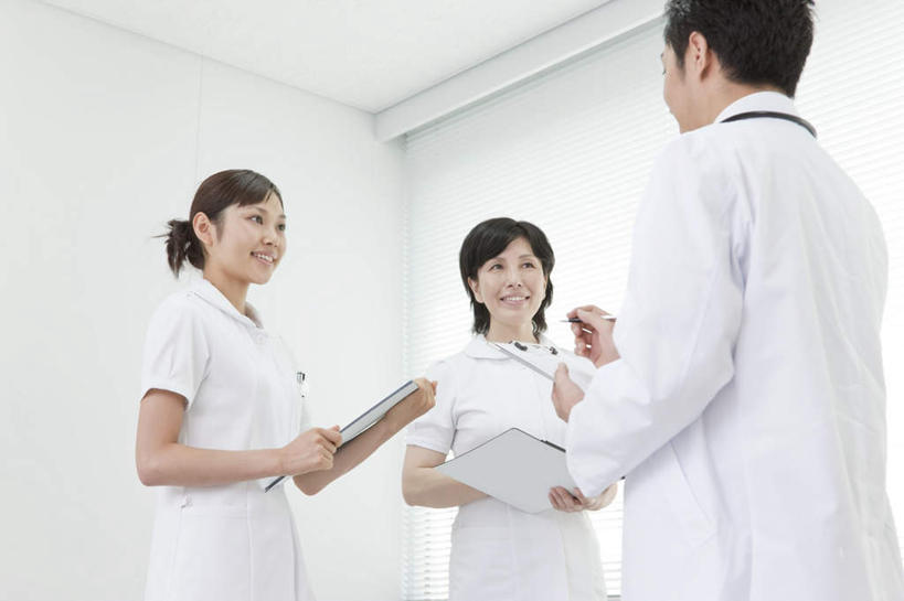 东方人,三个人,同事,医生,医院,站,笑,说,微笑,露齿笑,横图,室内,白天,仰视,讨论,成功,合作,团队,集体,信心,亚洲,黄种人,队伍,相视,站着,医护人员,医疗人员,面对面,对视,领导,成就,相对,合伙,领袖,医疗机构,相看,交流,男人,男性,年轻男性,年轻女性,女人,女性,中年女性,亚洲人,大夫,沟通,讲话,交谈,商讨,说话,谈话,站立,半身,彩图,低角度拍摄,病院,诊所