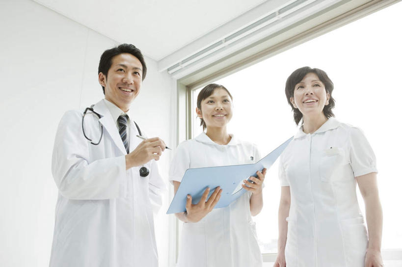 东方人,三个人,同事,医生,护士,医院,站,笑,微笑,露齿笑,横图,室内,白天,仰视,成功,合作,团队,集体,信心,亚洲,握,材料,档案,文件,拿,拿着,注视,黄种人,队伍,听诊器,资料,观察,看,站着,医护人员,医疗人员,握着,观看,察看,医疗设备,领导,白衣天使,成就,关注,文档,合伙,领袖,医疗机构,男人,男性,年轻男性,年轻女性,女人,女性,中年女性,亚洲人,大夫,站立,半身,彩图,低角度拍摄,病院,诊所
