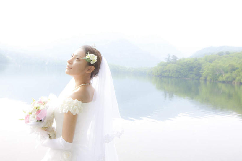 东方人,一个人,新娘,站,笑,微笑,横图,室外,白天,侧面,婚纱,婚礼,快乐,湖,湖泊,树林,水,植物,亚洲,仅一个年轻女性,仅一个女性,仅一个人,庆祝,盛开,捧花,湖面,水流,水面,结婚,花蕾,黄种人,花,花瓣,花朵,鲜花,树,树木,绿色,自然,湖水,花苞,花蕊,站着,一束,喜庆,生长,成长,纪念,年轻女性,女人,女性,亚洲人,站立,半身,彩图,婚礼服,礼服,高兴