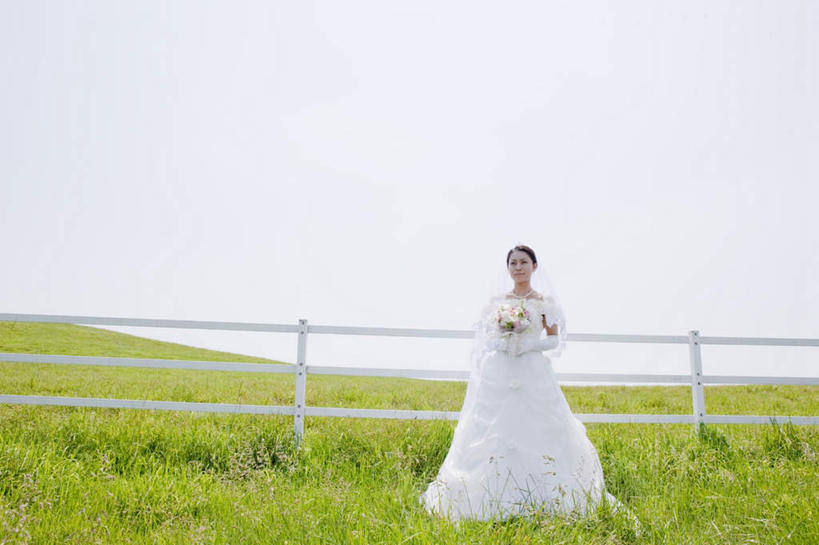 东方人,一个人,新娘,栏杆,站,笑,微笑,露齿笑,横图,室外,白天,正面,婚纱,婚礼,快乐,草地,草坪,植物,亚洲,仅一个年轻女性,仅一个女性,仅一个人,握,庆祝,盛开,捧花,围栏,结婚,拿,花蕾,拿着,黄种人,护栏,草,花,花瓣,花朵,鲜花,蓝色,绿色,蓝天,天空,天,花苞,花蕊,站着,一束,喜庆,握着,晴朗,纪念,万里无云,年轻女性,女人,女性,亚洲人,晴空,晴空万里,站立,彩图,全身,婚礼服,礼服,高兴