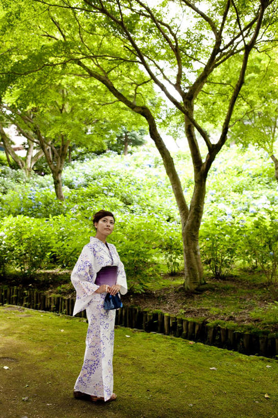 东方人,一个人,站,竖图,室外,白天,正面,民族服装,树林,植物,道路,路,亚洲,仅一个年轻女性,仅一个女性,仅一个人,握,和服,小路,交通,拿,拿着,黄种人,树,树木,一个,绿色,自然,站着,握着,服饰,皮夹子,钱包,生长,单个,成长,零钱包,皮夹,吴服,唐草,唐花,唐锦,年轻女性,女人,女性,亚洲人,站立,彩图,全身,传统服装,民俗服