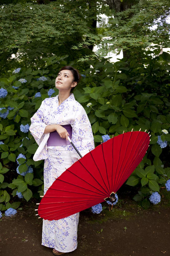 东方人,一个人,站,竖图,室外,白天,正面,民族服装,幸福,亚洲,仅一个年轻女性,仅一个女性,仅一个人,一把,许多,握,和服,盛开,伞,雨伞,纸伞,古典,拿,花蕾,油纸伞,拿着,注视,黄种人,文化,阳伞,花,花瓣,花朵,鲜花,红色,蓝色,花苞,花蕊,看,站着,握着,服饰,纪念,吉祥,关注,古朴,吴服,唐草,唐花,唐锦,平安,年轻女性,女人,女性,亚洲人,抬头,仰头,站立,彩图,全身,传统服装,民俗服