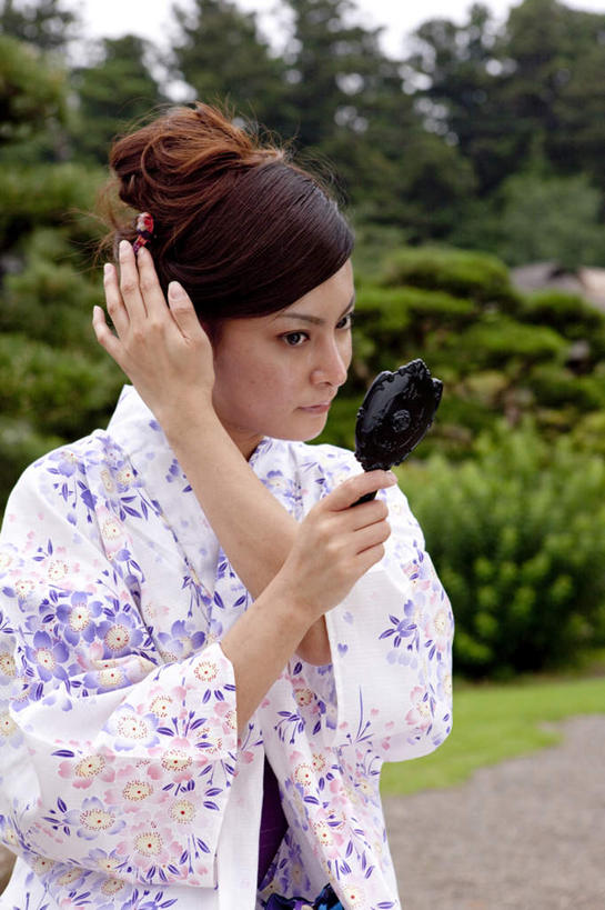 东方人,一个人,站,举,竖图,室外,白天,正面,民族服装,化妆,美容,草地,草坪,植物,镜子,亚洲,仅一个年轻女性,仅一个女性,仅一个人,握,和服,装饰,反射,头饰,拿,拿着,注视,黄种人,发簪,草,绿色,化妆镜,观察,看,托,站着,握着,服饰,观看,华丽,修饰,点缀,镜像,察看,镜面,关注,吴服,唐草,唐花,唐锦,光学,衬托,美观,雅致,雅观,年轻女性,女人,女性,亚洲人,举起,举手,举着,向上举,向上伸,向上托,站立,半身,彩图,传统服装,民俗服