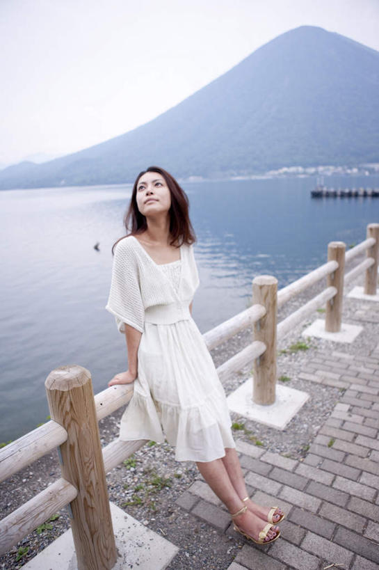 东方人,一个人,栏杆,站,笑,微笑,竖图,室外,白天,正面,河流,山,山脉,水,亚洲,仅一个年轻女性,仅一个女性,仅一个人,撑,河水,山峰,水流,围栏,山峦,注视,黄种人,护栏,蓝色,蓝天,天空,群山,天,看,站着,晴朗,撑着,关注,万里无云,年轻女性,女人,女性,亚洲人,晴空,晴空万里,抬头,仰头,站立,彩图,全身