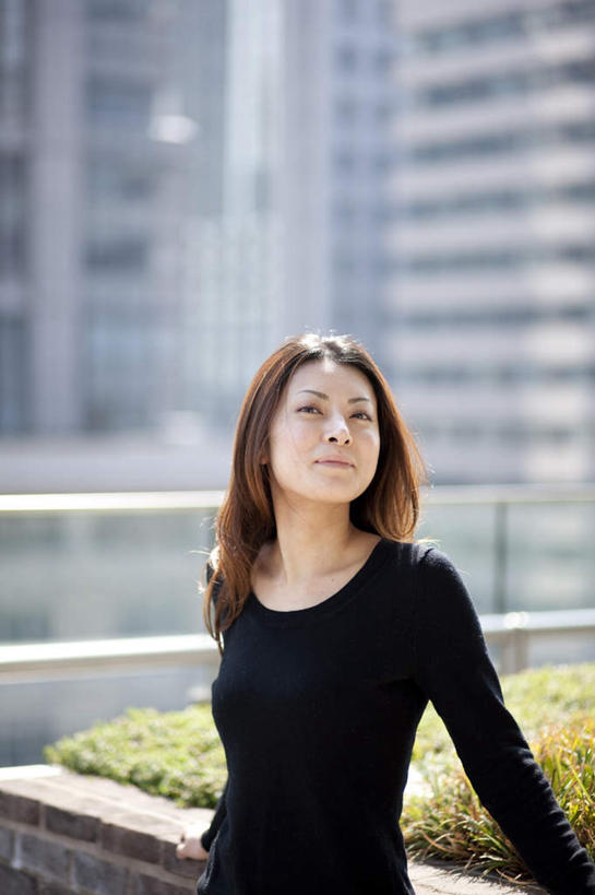 东方人,一个人,高楼大厦,栏杆,站,笑,微笑,竖图,室外,白天,正面,度假,草地,草坪,美景,植物,城市风光,城市,大厦,建筑,摩天大楼,亚洲,仅一个年轻女性,仅一个女性,仅一个人,撑,阴影,服装,朦胧,模糊,光线,影子,景观,围栏,休闲装,黄种人,娱乐,建设,护栏,草,衣服,绿色,黑色,阳光,站着,享受,休闲,休闲服,景色,放松,服饰,撑着,年轻女性,女人,女性,亚洲人,站立,半身,彩图,大楼,高层建筑,高楼,摩天楼