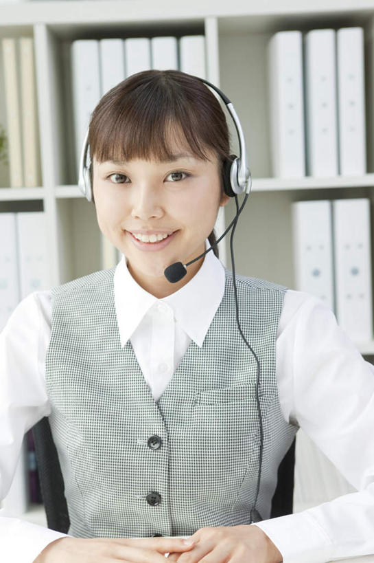 东方人,一个人,商务人士,商务女性,办公室,坐,笑,微笑,露齿笑,竖图,室内,白天,正面,柜子,亚洲,仅一个年轻女性,仅一个女性,仅一个人,一排,许多,套装,整齐,材料,档案,文件,话务员,黄种人,排列,耳机,耳麦,话筒,资料,麦克风,队列,文档,商务装,档案柜,工薪阶层,客服人员,电话销售,年轻女性,女人,女性,亚洲人,白领,接线员,上班族,坐着,半身,彩图