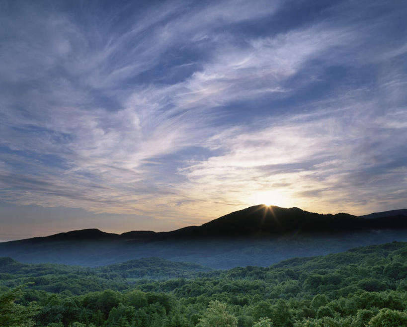 无人,横图,全景,室外,白天,正面,旅游,度假,草地,草坪,美景,山,山脉,树林,天际线,植物,日本,亚洲,朦胧,模糊,地平线,景观,山峰,云,云朵,辽阔,地面,山峦,云彩,娱乐,草,树,树木,蓝色,绿色,白云,蓝天,天空,自然,群山,天,享受,休闲,景色,放松,生长,晴朗,成长,一望无际,自然风光,延伸,东亚,日本国,天地相交,晴空,彩图