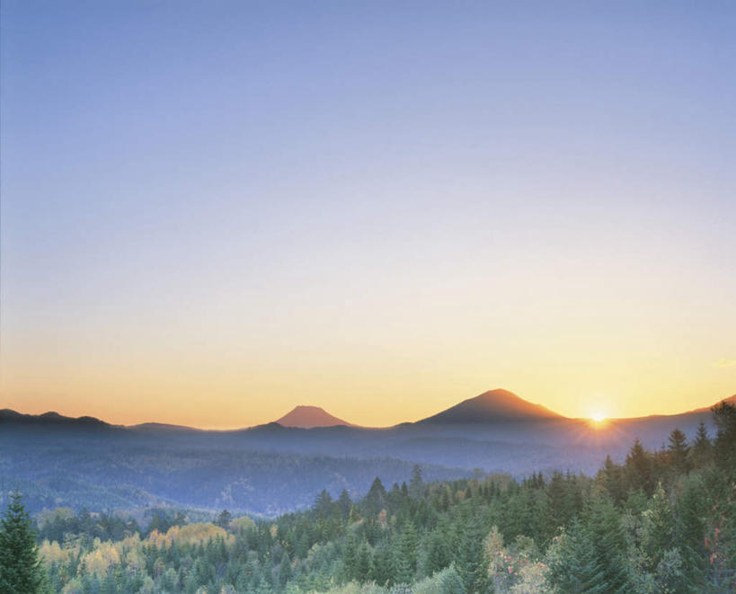 无人,横图,全景,室外,白天,正面,旅游,度假,日出,美景,森林,山,山脉,树林,太阳,天际线,植物,北海道,日本,亚洲,朦胧,模糊,地平线,景观,山峰,辽阔,地面,朝霞,黎明,山峦,娱乐,树,树木,蓝色,绿色,蓝天,天空,阳光,自然,群山,天,享受,休闲,景色,放松,生长,晴朗,成长,一望无际,自然风光,延伸,东亚,万里无云,日本国,天地相交,北海道地方,北海道岛,雄阿寒岳,朝阳,晴空,晴空万里,彩图,破晓