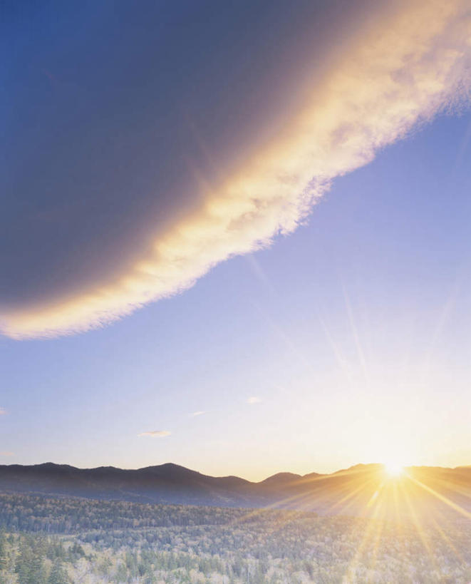 无人,竖图,全景,室外,白天,正面,旅游,度假,日出,美景,山,山脉,太阳,天际线,日本,亚洲,朦胧,模糊,地平线,景观,山峰,云,云朵,辽阔,地面,朝霞,晨曦,黎明,山峦,云彩,娱乐,蓝色,白云,蓝天,天空,阳光,自然,群山,天,享受,休闲,景色,放松,晴朗,一望无际,自然风光,延伸,东亚,日本国,天地相交,朝阳,晴空,彩图,破晓