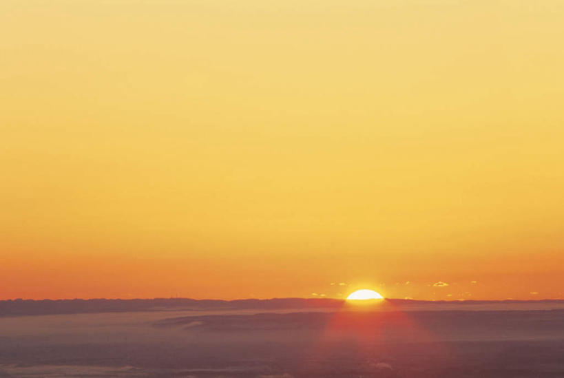 无人,横图,全景,室外,白天,正面,旅游,度假,日出,美景,山,山脉,太阳,天际线,日本,亚洲,朦胧,模糊,地平线,景观,山峰,辽阔,地面,朝霞,黎明,山峦,娱乐,蓝色,蓝天,天空,阳光,自然,群山,天,享受,休闲,景色,放松,晴朗,一望无际,自然风光,延伸,东亚,万里无云,日本国,天地相交,朝阳,晴空,晴空万里,彩图,破晓