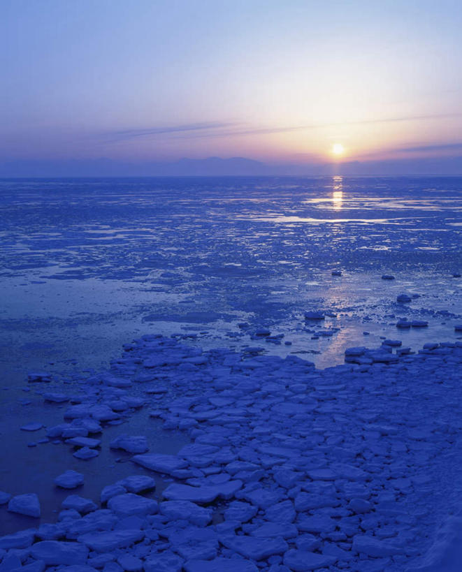 无人,竖图,室外,白天,正面,旅游,度假,日出,海浪,海洋,美景,太阳,北海道,日本,亚洲,朦胧,模糊,冰,景观,浪花,水平线,云,云朵,朝霞,晨曦,海平线,黎明,云彩,娱乐,蓝色,白云,蓝天,天空,阳光,自然,海水,浮冰,天,享受,休闲,景色,放松,寒冷,晴朗,冰冷,自然风光,海景,东亚,日本国,北海道地方,北海道岛,严寒,冰凉,酷寒,凛冽,凛凛,极冷,流冰,浮冰块,大海,风浪,海,海水的波动,近岸浪,涌浪,朝阳,晴空,彩图,破晓