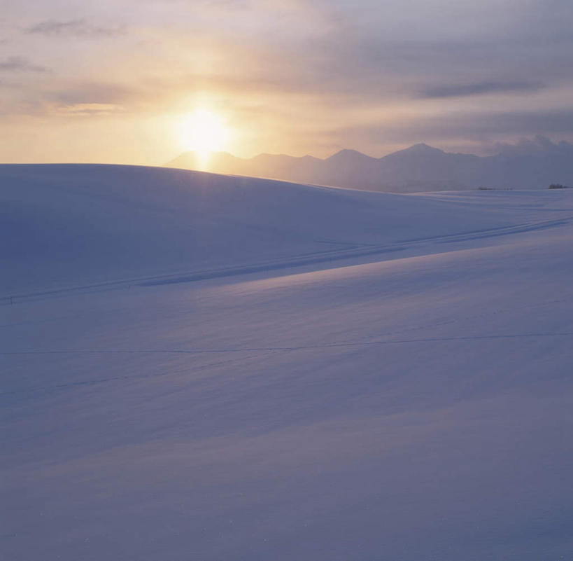 无人,横图,全景,室外,白天,正面,旅游,度假,日出,美景,山,山脉,太阳,天际线,雪,大雪,北海道,日本,亚洲,阴影,朦胧,模糊,光线,影子,地平线,积雪,景观,山峰,雪景,云,云朵,冬季,冬天,辽阔,地面,朝霞,晨曦,黎明,山峦,云彩,娱乐,蓝色,白云,蓝天,天空,阳光,自然,群山,天,享受,休闲,景色,放松,寒冷,晴朗,一望无际,自然风光,延伸,东亚,日本国,天地相交,北海道地方,北海道岛,严寒,朝阳,晴空,彩图,破晓