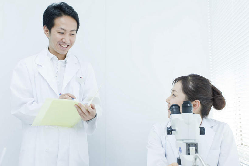 东方人,两个人,同事,医生,医院,站,坐,笑,说,微笑,露齿笑,横图,室内,白天,正面,讨论,成功,合作,团队,集体,信心,仪器,亚洲,握,检查,朦胧,模糊,反射,分析,科学,笔,显微镜,办公用品,圆珠笔,拿,拿着,黄种人,队伍,相视,文具,一个,学习用品,观察,站着,医护人员,医疗人员,面对面,清晰,探索,握着,放大,单个,观看,对视,仔细,文具用品,透镜,领导,凸透镜,聚焦,成就,关注,相对,记录板,合伙,领袖,记事板,医疗机构,相看,光学,清楚,交流,男人,男性,年轻男性,年轻女性,女人,女性,亚洲人,大夫,沟通,讲话,交谈,商讨,说话,谈话,站立,坐着,半身,彩图,病院,诊所