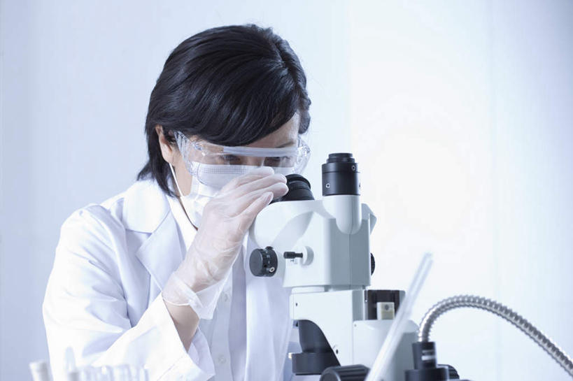 东方人,一个人,站,横图,室内,白天,正面,安全,实验,仪器,亚洲,仅一个年轻女性,仅一个女性,仅一个人,一副,握,检查,朦胧,模糊,研究,反射,分析,科学,显微镜,眼镜,实验室,研究室,防护,拿,拿着,注视,黄种人,观察,看,站着,清晰,探索,握着,放大,观看,护目镜,保护,仔细,透镜,科研,察看,凸透镜,聚焦,关注,化验,保险,检验,研究所,化验室,检验室,光学,保全,周全,安稳,安定,清楚,安全防护眼镜,平安,年轻女性,女人,女性,亚洲人,站立,半身,彩图,防护眼镜